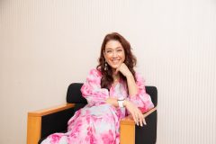 ピンクのワンピースを着た女性
