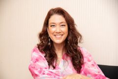 ピンクのワンピースを着た女性