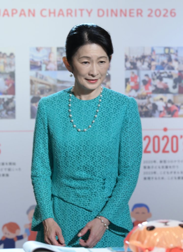涼しげに見せたい」を叶える 紀子さまの装いに見る”初夏のブルー活用術