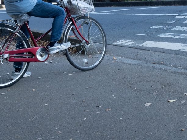 70才以上は自転車で「歩道」を走っていい？新たな反則金“青切符”はどうなる？道路交通法の改正による高齢者のメリット・デメリット