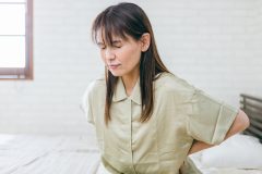 腰や足に痛みやしびれを起こす「脊椎すべり症」