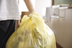 離れて暮らす高齢の親のゴミ出し問題を専門家がアドバイス