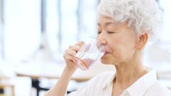 6月は隠れ脱水に要注意！室内の熱中症も多い梅雨時に心がけたい「高齢者の水分補給」
