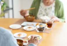 【認知症の人の食事サポート】「味がわからない？」「食べ方を忘れてしまう…」困った問題への5つの工夫【管理栄養士解説】