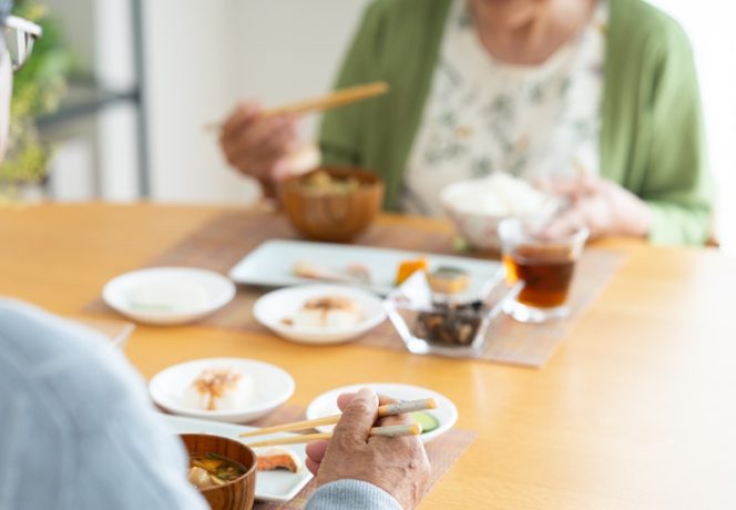 【認知症の人の食事サポート】「味がわからない？」「食べ方を忘れてしまう…」困った問題への5つの工夫【管理栄養士解説】