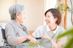 シニアと話す女性