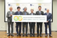 パネルを持った6人の男性