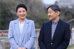 軽くかけるようにして前に垂らしたライニングスタイル（2023年4月5日、Ph／JMPA）