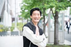スカジャンを着た男性