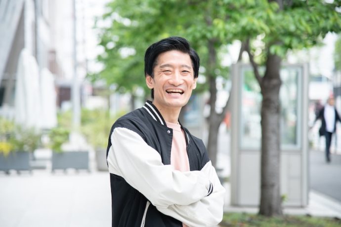 スカジャンを着た男性