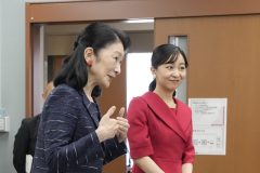 筑波技術大学を訪問された秋篠宮妃紀子さまと次女・佳子さま（2026年6月13日、撮影／JMPA）