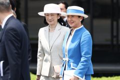雅子さまと紀子さまの白を取り入れたコーデ（2026年6月13日、撮影／JMPA）
