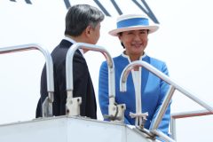 白い帽子がコーデのアクセントとなり、重く見えがちな装いに（2026年6月13日、撮影／JMPA）