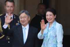 《「何か物足りない」を解決》皇后雅子さまに学ぶ、スカーフで華やぐ着こなし術