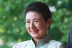 《着こなしのコツを学ぶ》皇后雅子さま、ロングジャケット＆パンツの上品コーデ術