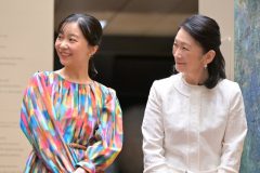 展覧会を鑑賞された秋篠宮妃紀子さまと次女・佳子さま（2026年6月24日、撮影／小倉雄一郎）