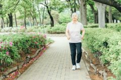 《50代から筋肉量の減少スピードが加速》体力がある人・ない人の違いは「筋力量」　鍛えるなら大腰筋！「30秒もも上げ」のやり方を医師が解説