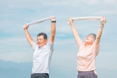 《認知症の要因にも》“体力低下”を防いで筋力をつける！「1回30秒」でできる「もも上げ」＆ストレッチを医師が解説