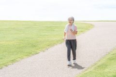 《サルコペニア防止に》普段のウォーキングを体力低下を食い止める歩き方に変える！　筋肉と心肺機能を鍛える「30秒早歩き」と「30秒大股歩き」