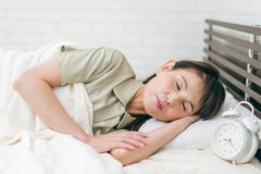 《医師が解説する体力回復術》睡眠は7時間がベスト、入眠後90分がカギ！　食事はたんぱく質がとれる「ささみめかぶ」と「酢納豆」がおすすめ