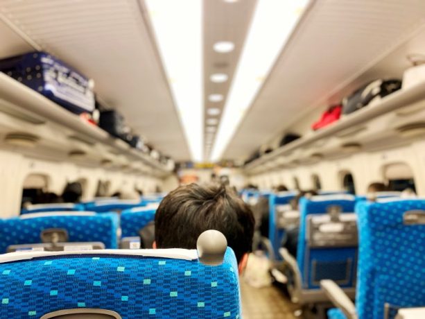「新幹線指定席に座る私はぐずる幼子に席を譲るべきだったのか」頭を悩ます相談者に毒蝮三太夫が名回答「あなたの様なタイプは譲るのが正解」その理由とは｜「マムちゃんの毒入り相談室」第85回
