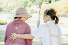 シニアと若い女性
