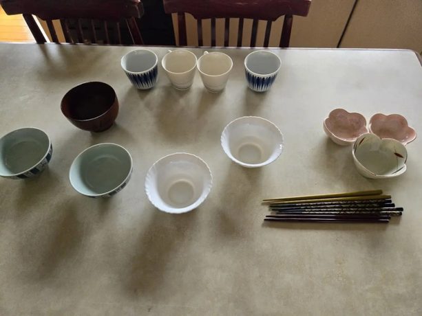 認知症の母は「今日は何が食べたい？」と毎日質問するがテーブルに食器を片っ端から並べるだけ―困った息子の対処法とものがない現在の台所の意味