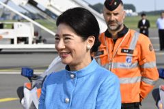夏のスタンドカラーファッション　着こなしのポイントとは？（2026年6月、撮影／代表取材）