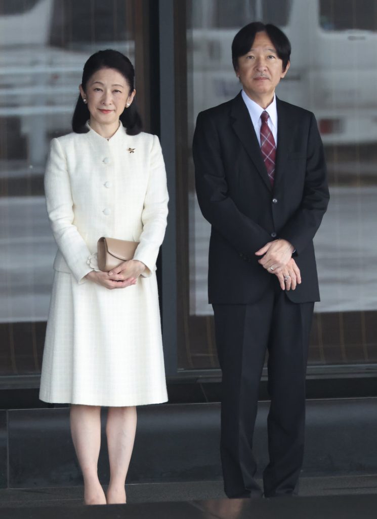 《上品&爽やか》紀子さまに学ぶ 首元とシルエットで魅せる「すっきり白まとい」のコツ (1/1)| 介護ポストセブン