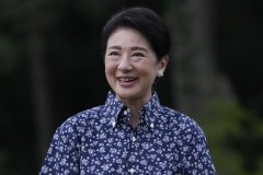 雅子さまに学ぶ、シャツを上品に着こなす夏コーデ（2026年7月15日、撮影／JMPA）