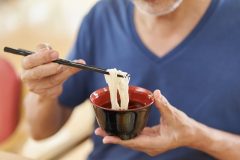 「訪問ヘルパーさんが朝ゆでたそうめんを昼も夜も…」高齢者の夏の食卓に《そうめんだけ》がNGな理由とは？【管理栄養士が解説】