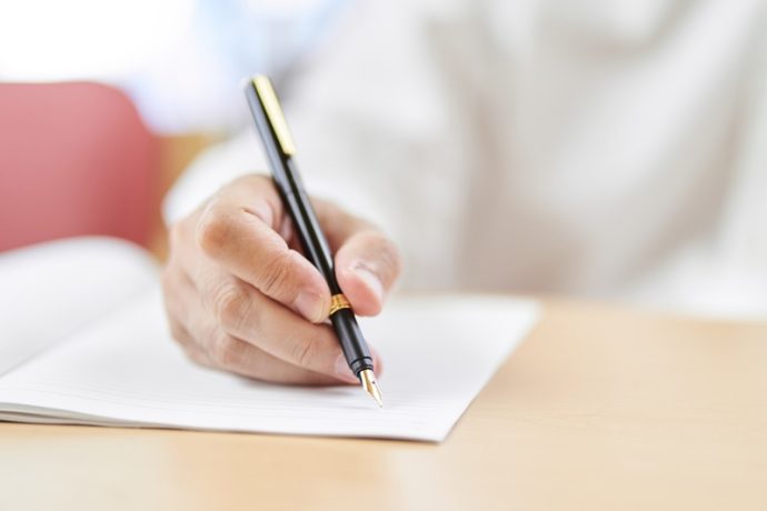 認知症の母が自分の名前を書けない！衝撃を受けた息子を救った作業療法士さんの言葉