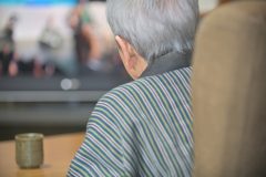 シニア世代のテレビ視聴「70代は1日5時間超も」テレビライフを快適にする注目アイテム3選