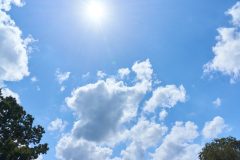 強い日差しが照りつける夏。熱中症を防ぐためにも、日頃の暑さ対策を心がけましょう（Ph／イメージマート）