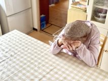 年々増加する高齢者の《孤独死》もしもに備える見守り対策3つのアクション【社会福祉士解説】