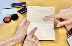 「親が亡くなったら口座が凍結される？」疑問に専門家が解説！《遺言代用信託》ほか故人の預金を引き出す方法やサービス