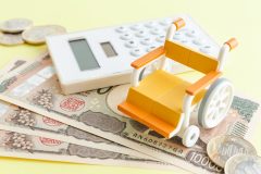 在宅介護を支援するお金の制度とは？自治体独自のサービス「毎月2万円が支給される」ケースも【FP解説】