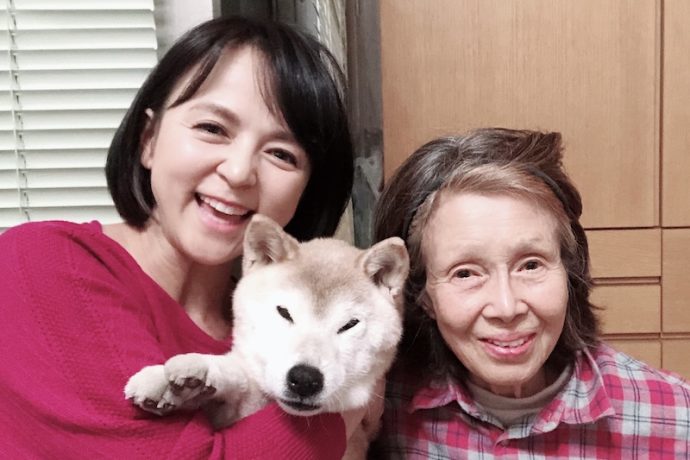 いとうまいこさんと母と愛犬の写真