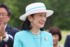 涼しげを演出するイヤリングを紹介（2026年5月24日、撮影／JMPA）