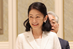 しっかりとした素材を涼しげに着こなすポイントとは？（2026年7月28日、撮影／JMPA）