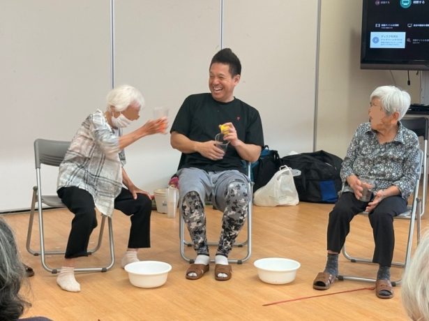 《介護施設のレク担当として活躍》パッション屋良さんが沖縄にUターンして働き始めた理由「介護施設に非日常を」