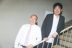 階段に立つふたりの男性