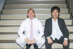 階段に座るふたりの男性