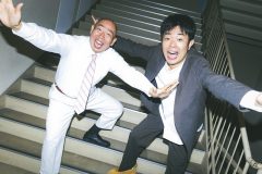 両腕を広げるふたりの男性