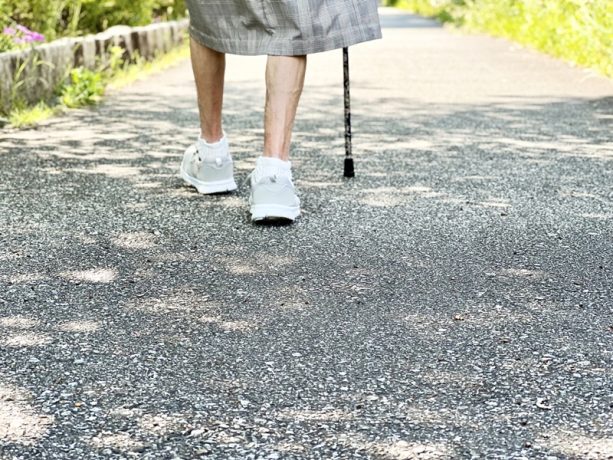 夏はご用心!?「認知症のひとり歩き、外出先の迷子も心配…」不安な徘徊の対策【社会福祉士解説】