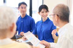 介護施設で働く職員の負担を減らす取り組み・注目サービス3選「業務の効率化や支援に」【社会福祉士解説】