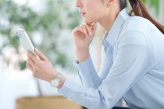 スマホを見ている女性