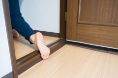 段差につまづいている