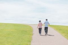 《「1日1万歩」はもう古い》整形外科医が教えるウォーキングの新常識「距離や歩数よりスピード」「歩き過ぎは逆効果」