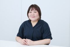 紺色の服を着た女性